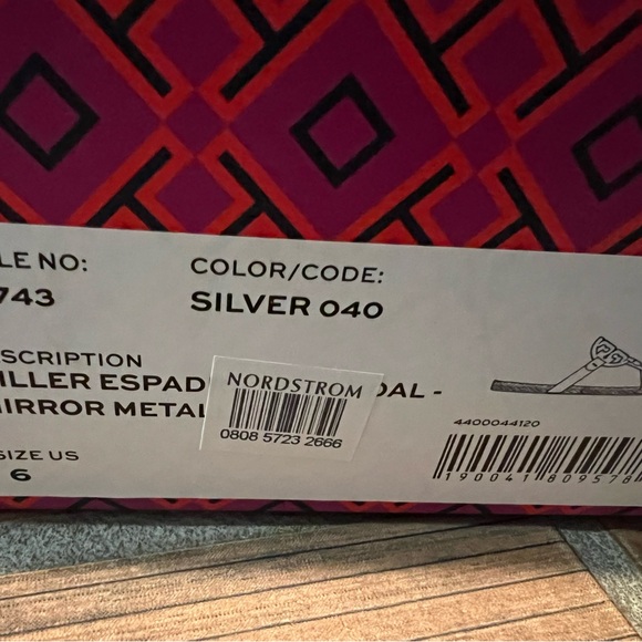 New In Box Tory Burch Silver Sandal Size 6 - Picture 2 of 4
